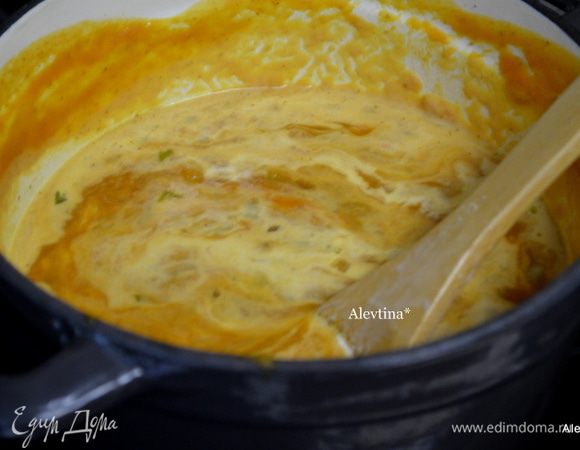 Для желающих можно все это измельчить в фудпроцессоре или в блендаре 1-2 мин.и вернуть в жаровню.
Добавить сливки, посолить и поперчить и перемешать. Подогреть все вместе.
