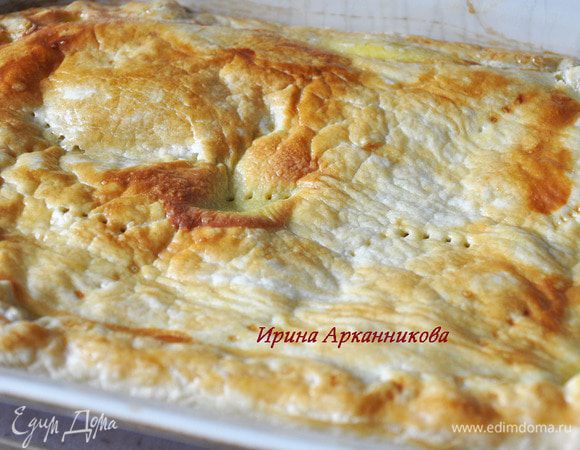 Разогреть духовку до 180 гр. Накрыть пирог вторым кругом из теста, защипать края. Лишнее тесто отрезать. Смазать пирог сливочным маслом. Выпекать 35- 45 мин., до образования хрустящей корочки.