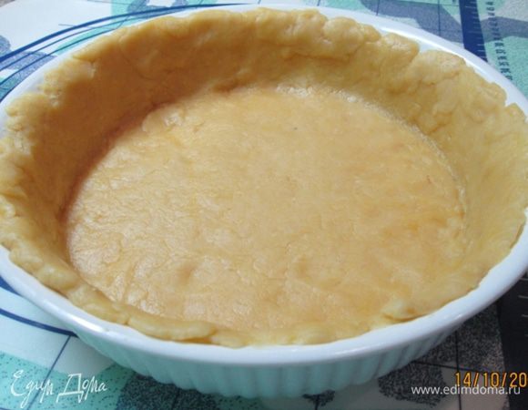 На скалке перенести тесто в форму. Оно может порваться, но все поправимо: в форме все можно исправить, с таким тестом очень легко работать. Наколоть тесто вилкой.