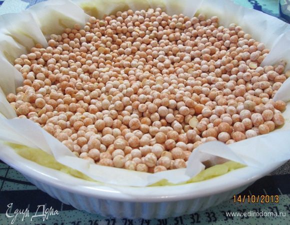 Сверху положить бумагу для выпечки, насыпать горох. Выпекать в духовке, разогретой до 200 град. 15 мин. Затем груз в виде гороха убрать вместе с бумагой, а форму вернуть в духовку еще на 3 мин. Остудить.