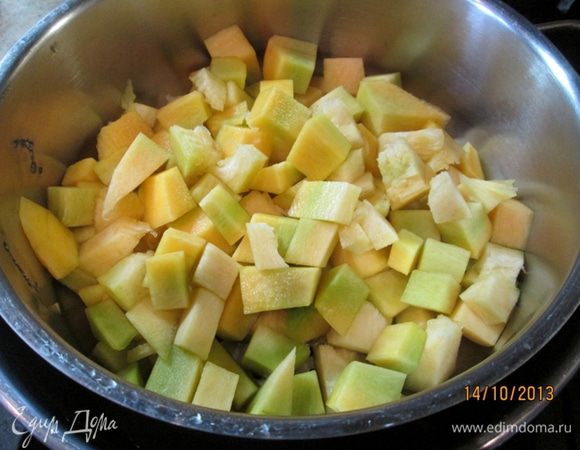 Тыкву нарезать кубиками, положить в дуршлаг, поставить дуршлаг на кастрюлю с кипящей водой и отварить тыкву на пару, на это уйдет минут 30.