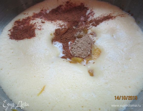 Взбить желтки и яйцо на большой скорости миксера. Взбивать до пенообразного состояния, минут 5, не меньше!