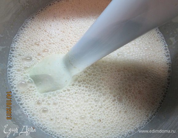 Добавить в яйца все остальные ингредиенты начинки, пробить погружным блендером. 