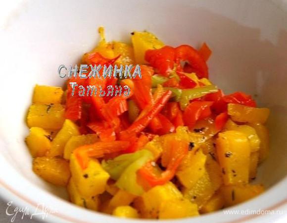 Сладкий перец разрезаем пополам, очищаем от семян и запекаем вместе с тыквой. За это время он не станет слишком мягким, просто усилит свой вкус. Нарезаем перец соломкой. Соединяем с тыквой.

