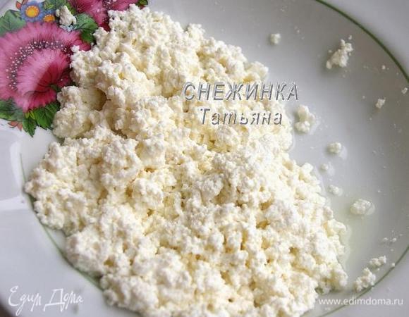 Творог кладём в миску, солим и ставим в микроволновку на 40-50 секунд (у меня он был из холодильника, поэтому процесс занял 50 секунд). Это необходимо для того, чтобы образовалась лишняя сыворотка. Творог отжимает от сыворотки.