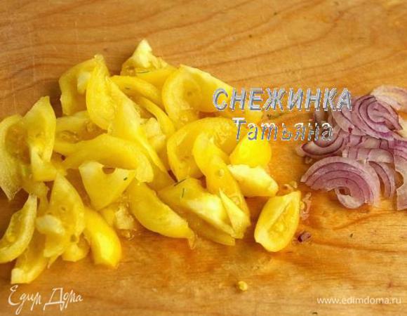 Помидоры нарезаем небольшими дольками, луковицу нарезаем полукольцами.