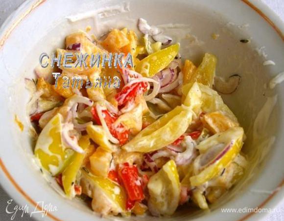 Соединяем все ингредиенты для салата, заправляем сметаной и солим по вкусу.