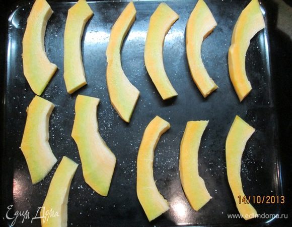 Тыкву нарезать ломтиками (моя ошибка № 1 – у меня получились очень тонкие ломтики). 
Разложить тыкву на противне (ошибка № 2 – я взяла слишком большой противень). 
Посыпать солью (соли взять совсем немного).
Полить двумя столовыми ложками воды (на большом противне вода испарилась, тыква немного пригорела).
