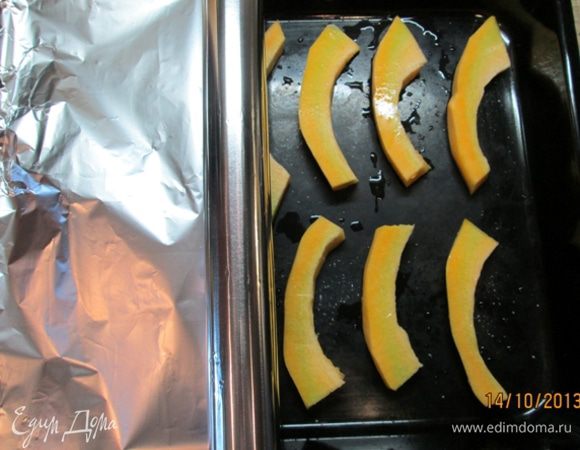Затянуть противень фольгой и поставить запекаться при температуре 190 град. Я запекала, как было написано в рецепте – 30 мин. Но теперь я точно знаю, что для моих тонких ломтиков время запекания можно было сократить.