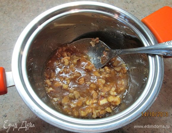 За время, пока тыква «гостит» в духовке, порубить ножом орехи.
Масло растопить, добавить сахар, мед, орехи.
