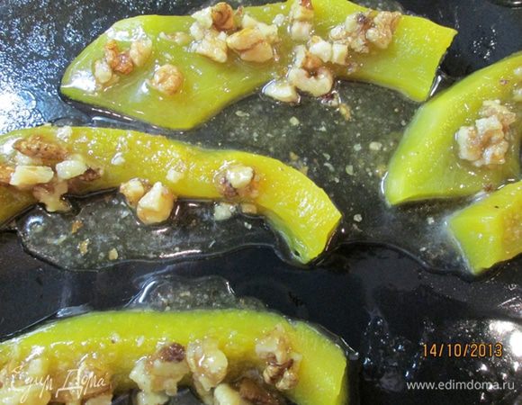 С тыквы снять фольгу, полить ее ореховой смесью.
Поставить противень с тыквой в духовку уже без фольги еще на 10 мин.
Полезный десерт готов! Подавать с мятой.
