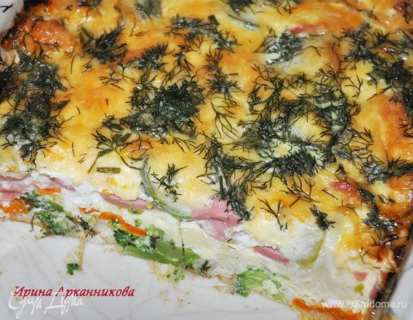 Поставить в духовку на 15 минут при 210 градусах. Вытащить, посыпать сыром и зеленью. Поставить еще на 10 минут.