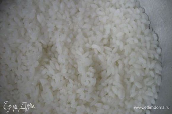 Опустить рис в кипящую подсоленную воду, отварить почти до готовности, откинуть на дуршлаг, остудить.