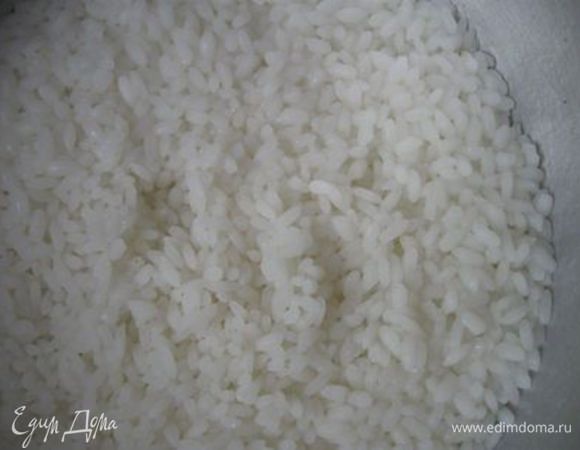 Опустить рис в кипящую подсоленную воду, отварить почти до готовности, откинуть на дуршлаг, остудить.

