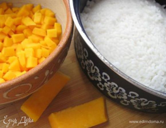 Тыкву почистить, нарезать кубиками.