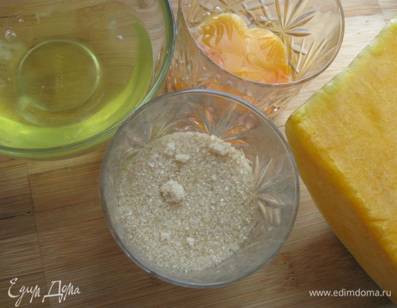 Отделить белки от желтков.

