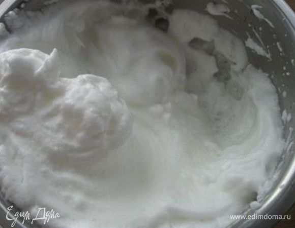 Белки взбить в пену.

