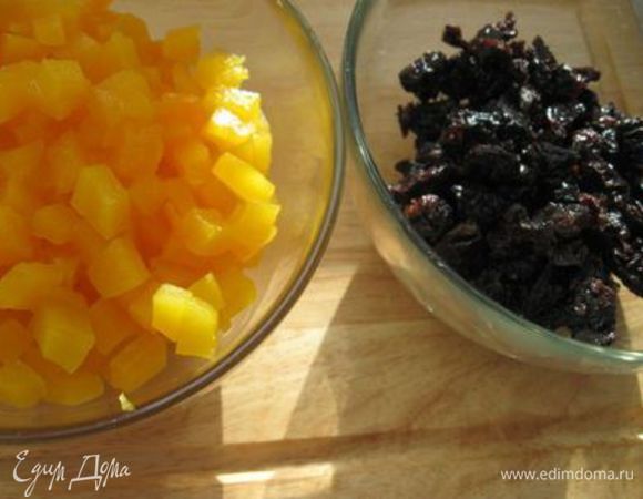 Изюм залить кипятком минут на 5. Слить воду, просушить салфеткой. Нарезать, если изюм  крупный.

