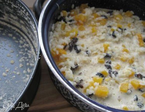 Добавить к рису с молоком и сливками желтки, масло сливочное, тыкву, изюм.