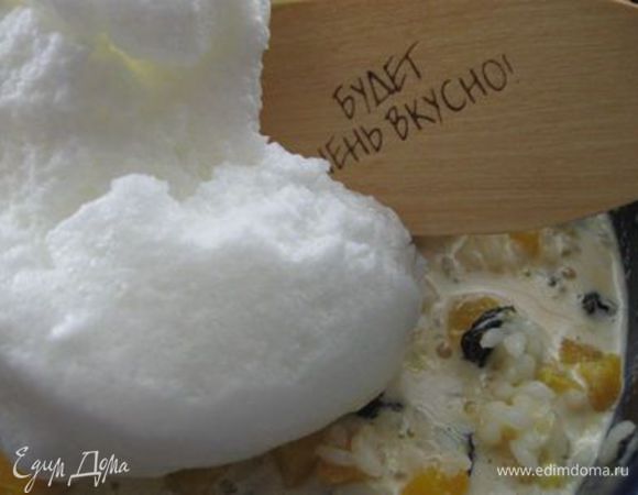 Аккуратно подмешать взбитые белки. Форму обмазать маслом. Обсыпать сухарями. Поместить будущий пудинг в форму и поставить в разогретую до 220 градусов духовку, через 10 минут огонь убавить до 200 градусов и выпекать еще 20 минут.