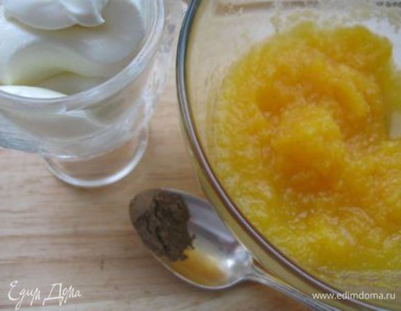 Приготовить соус. Тыкву измельчить, проварить в небольшом количестве воды, протереть через сито, добавить сливки, отвар из-под тыквы для необходимой консистенции, корицу, марракеш.

