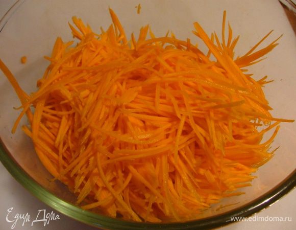 Для приготовления рулета с тыквой необходимо очистить и натереть на крупной тeрке 600 г тыквы.