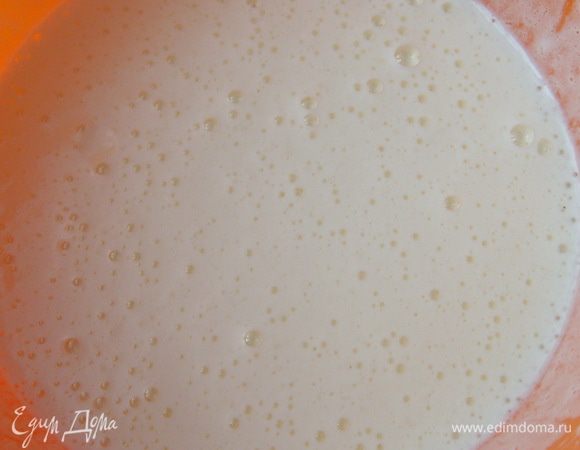 Взбить яйца с сахаром в течение 4 мин.