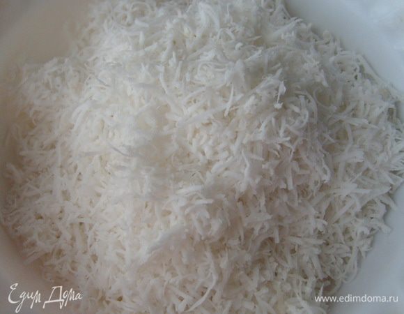 Добавить кокосовую стружку (советую натереть на терке мякоть кокоса, так пирожное получится гораздо вкуснее)...