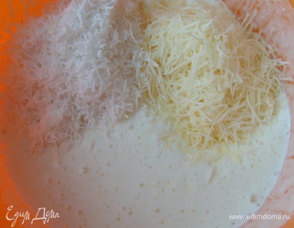 и пармезан. Аккуратно все перемешать.