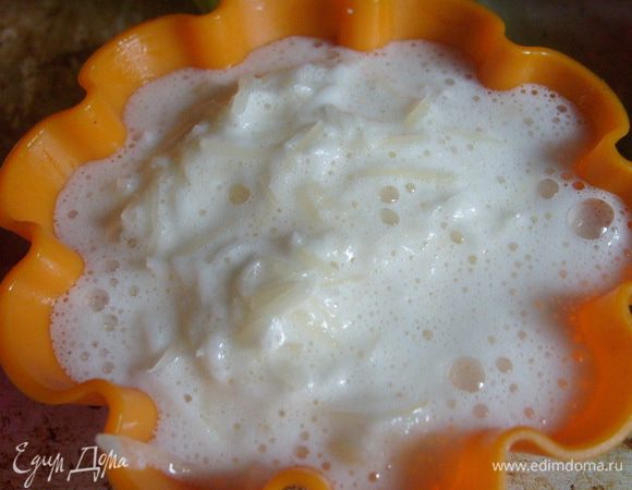 Формочки смазать растительным маслом и наполнить тестом. Можно в силиконовые формочки положить бумажные формочки. Я делала и так, и так, мне почему-то больше понравились пирожные в бумажных формах.