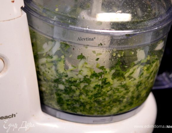 В фудпроцессоре порубить лук, сельдерей и петрушку. Переложить в большую емкость.