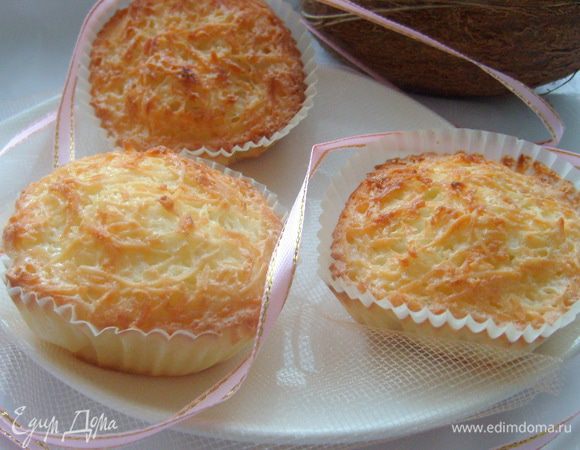 Выпекать в разогретой до 160 градусов духовке 15-20 мин. до золотистого цвета. В итоге пирожное получается с нежной мягкой кремовой серединкой и тонкой золотистой корочкой. Охладить пирожные и немедленно подавать))