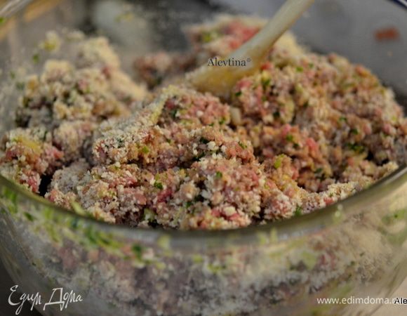 Добавить говяжий фарш, яйца, панко, вуштерский соус, соль и перец. Все перемешать.