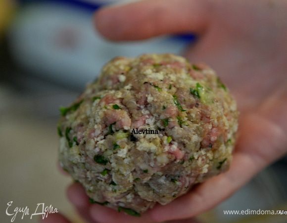 Сыр нарезать на кусочки. Сформировать их фарша основу, выложить на нее кусочек сыра и закрыть. Можно сделать в виде шара или котлеты.