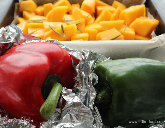 Выложить тыкву в форму для запекания. Болгарский перец помыть и завернуть в фольгу. (Сорри...Не обращайте внимания на зеленый перец, он запекался параллельно для другого блюда))) Запекать на сильном огне  30 минут. Кожица перца должна обгореть а тыква должна стать мягкой.
