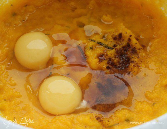 В тыквенное пюре ввести яйца, мед, мускатный орех и перец. Перемещать и слегка взбить. Добавить порезанный перец.