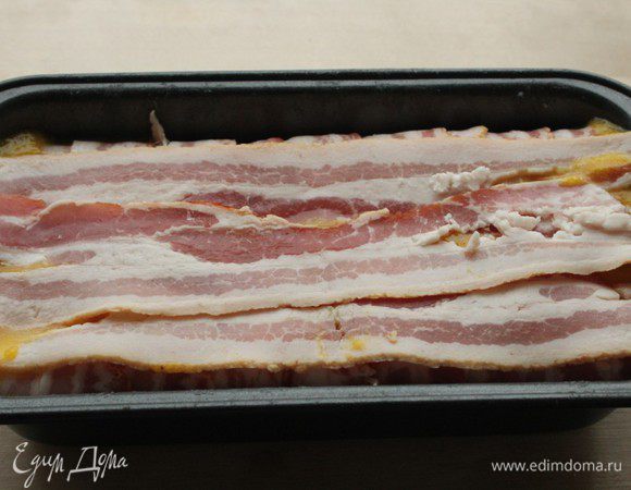 Заполнить форму тыквенным пюре, завернуть края и выложить сверху оставшийся бекон. Запекать 30 минут. Затем накрыть фольгой и запекать  еще 15 минут. Хорошо охладить и подавать. Приятного аппетита!!! 