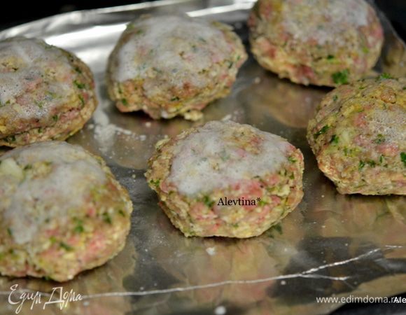 На приготовленный противень с бумагой для выпечки выложить наши шарики. Сбрызнуть сверху растопленным маслом. Поставить в разогретую духовку на 200°С на 30-40 мин. или до готовности. Сверху  прикрыть фольгой.