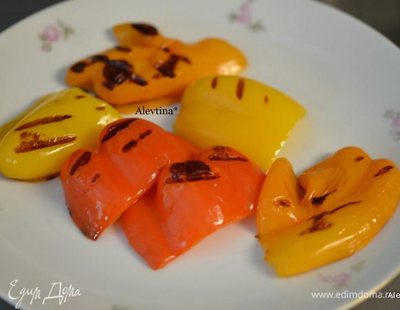 Перцы сладкие очистить от семян, разрезать напополам и приготовить на гриле до готовности.