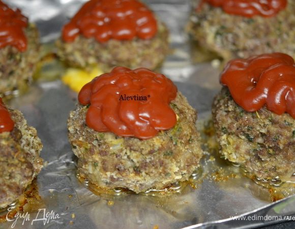 За 5 минут до окончания снять фольгу с митлоф порций. Выложить на каждую порцию кетчуп и вернуть обратно в духовку на 5 мин.