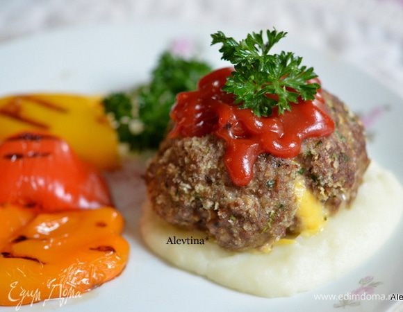 Подавать к столу с картофельным пюре и сладкими перцами. Приятного аппетита.