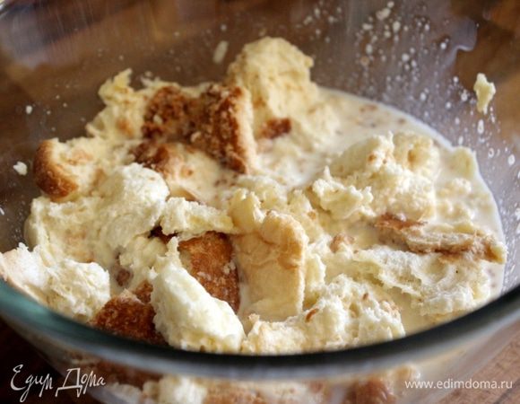 Сухие булочки разломить на кусочки и замочить в 2 стаканах молока.