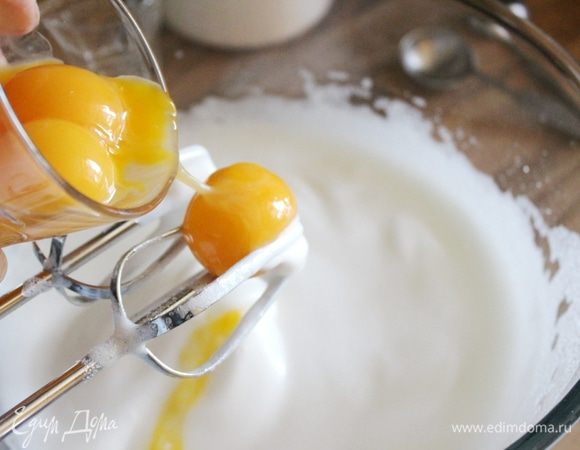 Также не выключая миксера добавить по одному яичные желтки. Масса должна получиться очень пышной.