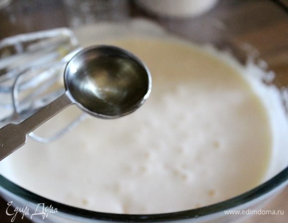 Продолжая взбивать влить в яичную смесь растительное масло и кипяток. Отложить миксер.