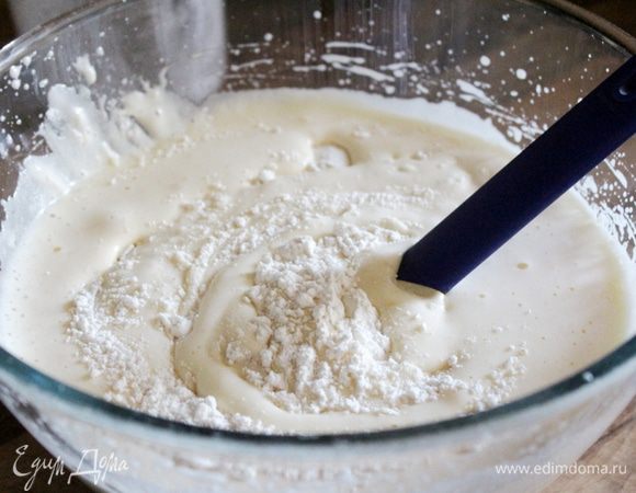 Аккуратно лопаткой ввести муку в яичную смесь.