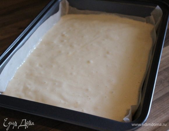 Глубокий противень (20х30 см или 25х25 см) застелить пергаментом. Вылить тесто в форму и выпекать 30-35 минут при температуре 180*С. Готовый бисквит охладить в форме.