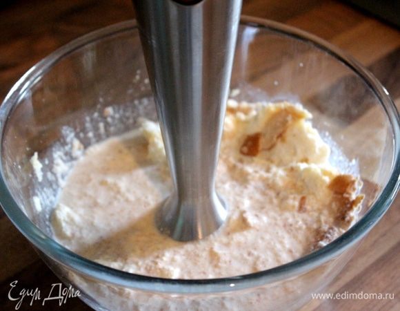 В кастрюле вскипятить оставшийся стакан молока с сахаром и ванилином. Булки, замоченные в молоке, взбить погружным блендером до однородной массы и влить в горячее молоко. Всыпать кокос и проварить смесь ещё минут пять. Охладить, периодически помешивая.