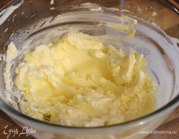 Сливочное масло хорошо растереть.