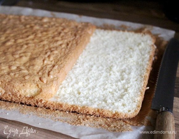 Бисквит разрезать на два коржа. 
