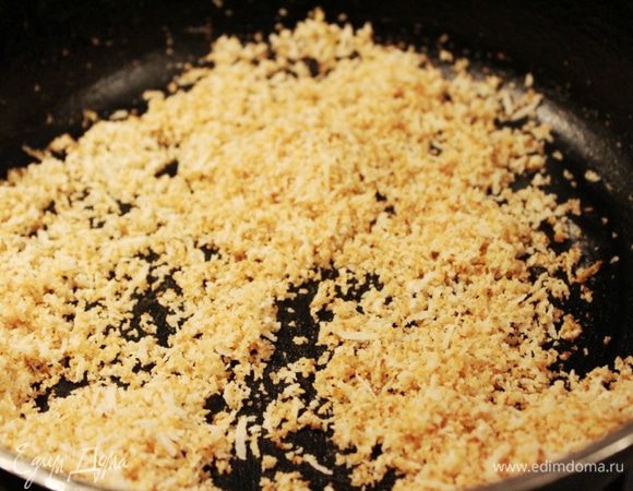 Кокосовую стружку немного подрумянить на разогретой сковороде, затем смешать с сахарной пудрой и прогреть до красивого румянца. Пересыпать стружку на пергамент и охладить. 